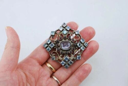 Vintage brooch in 925 sterling silver inlaid with blue transparent topaz 29g