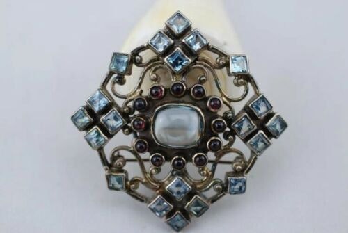 Vintage brooch in 925 sterling silver inlaid with blue transparent topaz 29g