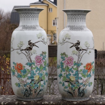 A pair of Vintage Chinese famille rose Porcelain vase Second Half of 1900's