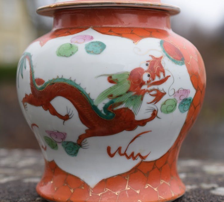 A Vinatage chinese red glazed and gilded teacaddy from around 1950-1960