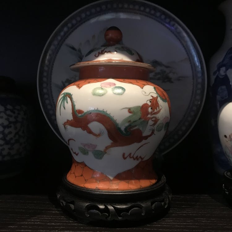 A Vinatage chinese red glazed and gilded teacaddy from around 1950-1960