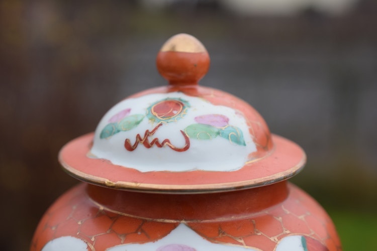 A Vinatage chinese red glazed and gilded teacaddy from around 1950-1960