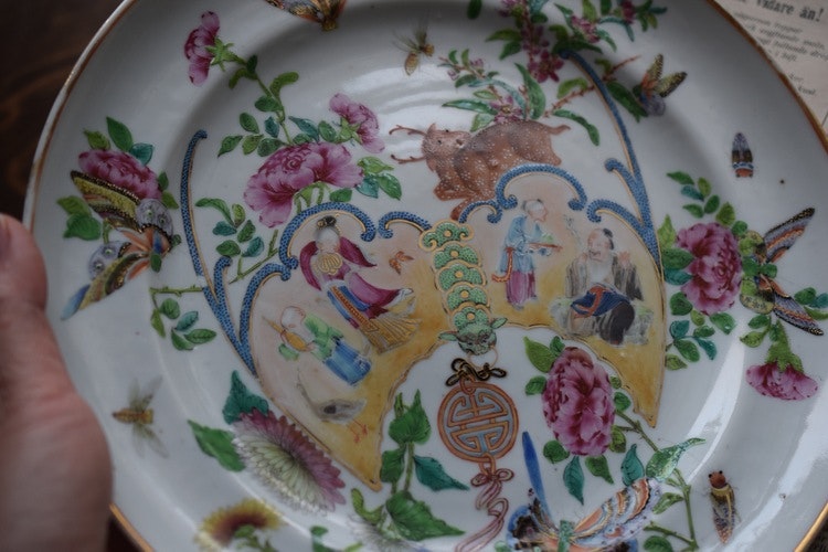 Antique Chinese famille rose mandarin Canton plate with auspicious bats, Jiaqing / Daoguang