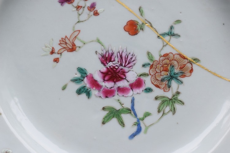 A antique Chinese famille rose plate in rococo shape, period of Qianlong