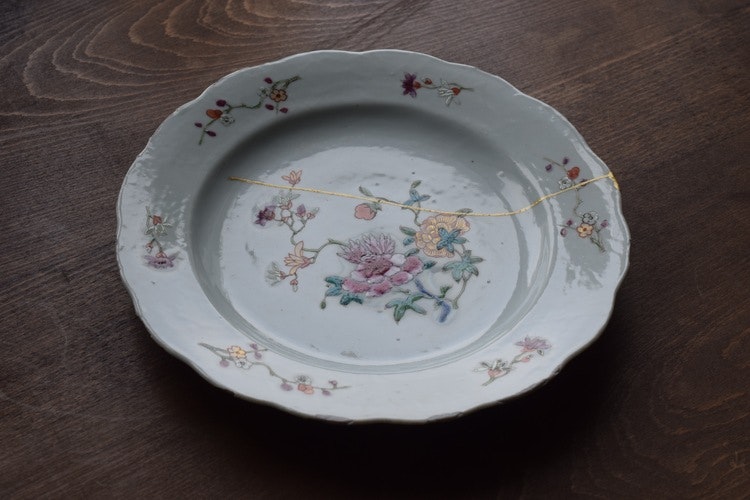 A antique Chinese famille rose plate in rococo shape, period of Qianlong