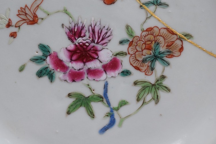 A antique Chinese famille rose plate in rococo shape, period of Qianlong