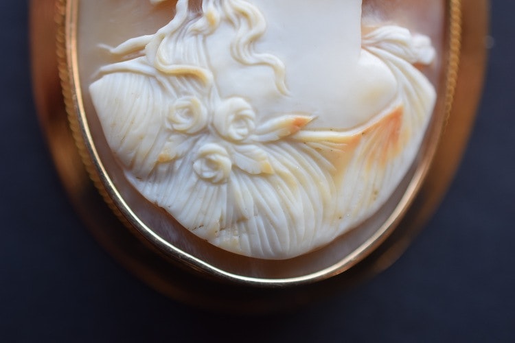 Antique 18K solid gold hand carved shell Cameo brooch 20g big from Sweden 1921