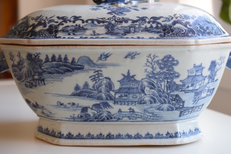 Large antique Chinese Export Blue and White Porcelain Tureen, Qianlong period
