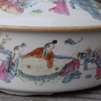 A large tureen Tongzhi period in polychrome decoration