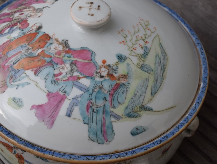 A large tureen Tongzhi period in polychrome decoration