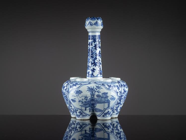 Tulip vase in underglaze blue and white, Qing Dynasty