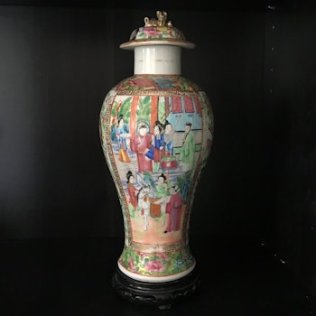 Rose mandarin vase with horse decoration