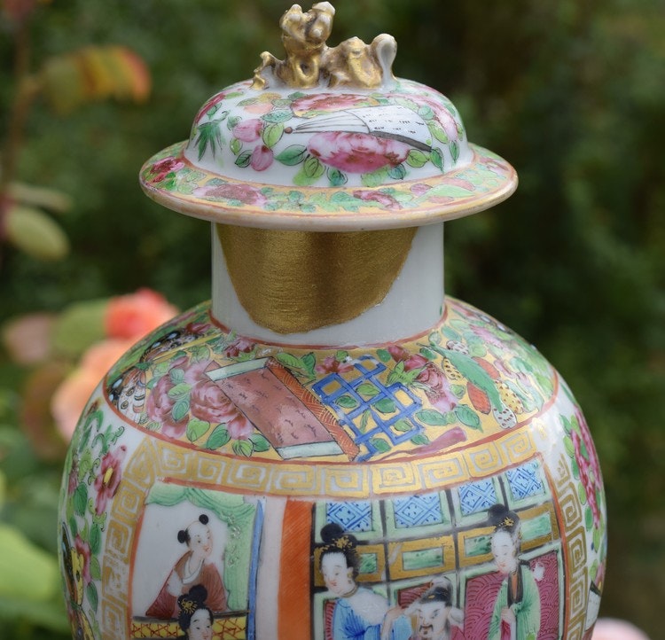 Rose mandarin vase with horse decoration