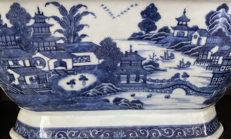 Antique Chinese Export Blue and White Porcelain Tureen, Qianlong period