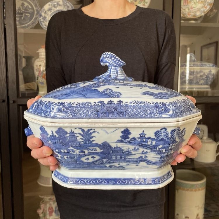 Antique Chinese Export Blue and White Porcelain Tureen, Qianlong period