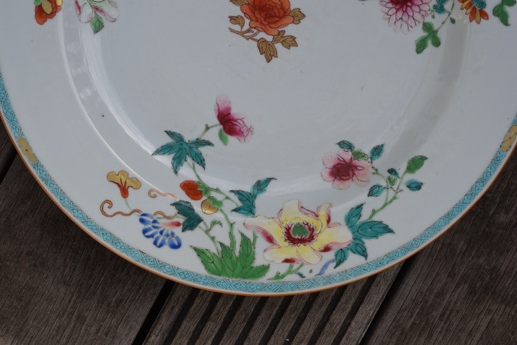 A large antique Chinese famille rose charger, Early 18th c Yongzheng / Qianlong