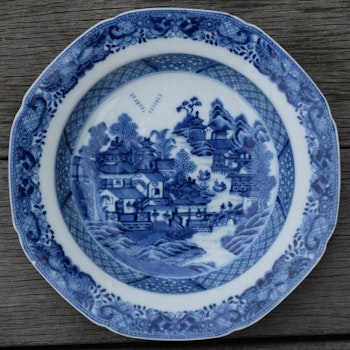 A antique Chinese blue and white export porcelain plate late 18th c #682