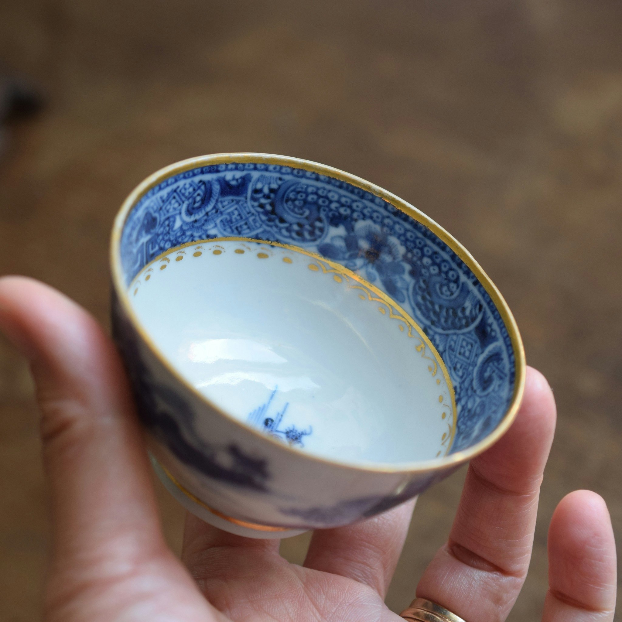 Antique chinese blue and white tea cup with Gilt clobbering 18c Nanking #702