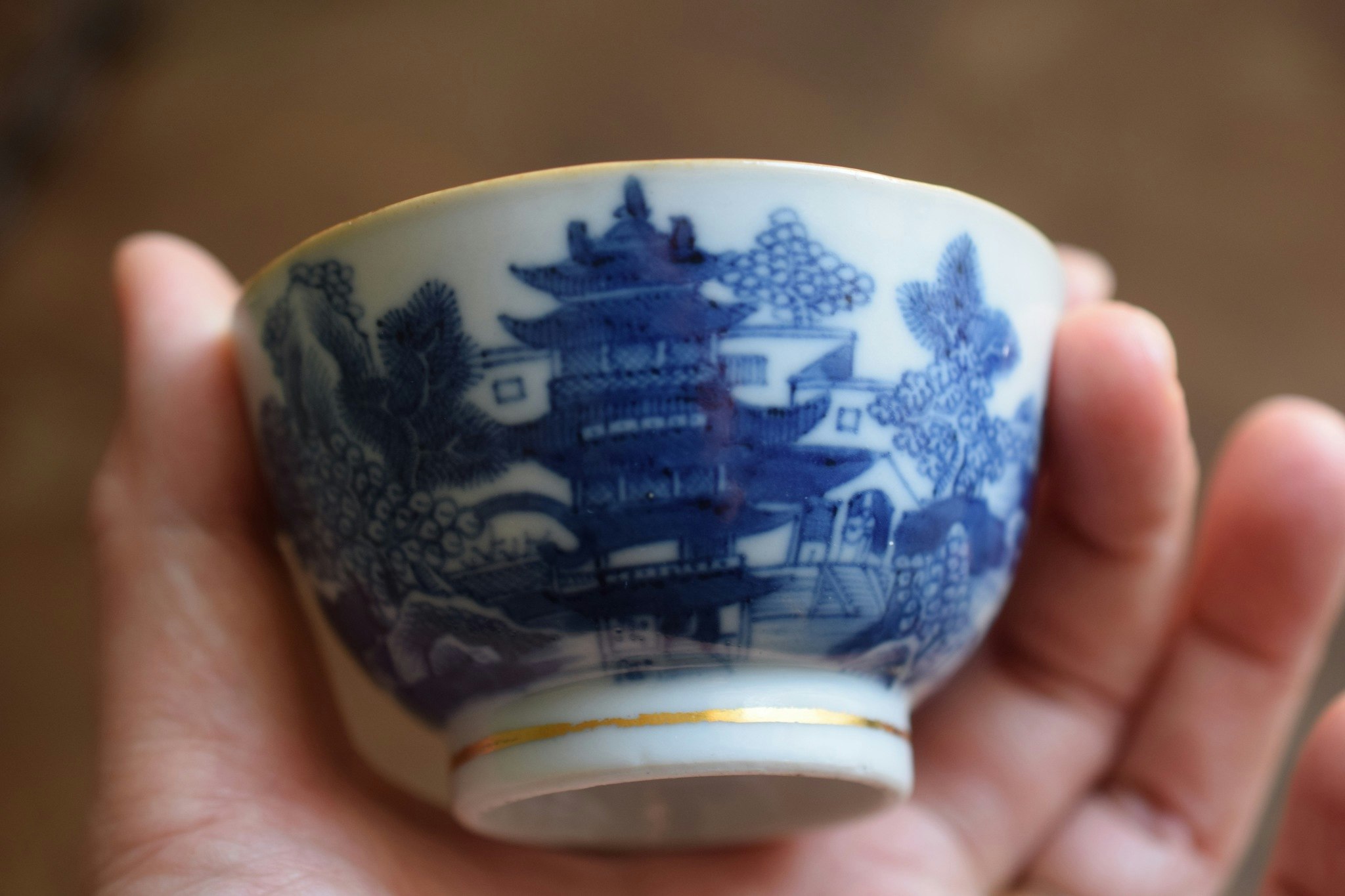 Antique chinese blue and white tea cup with Gilt clobbering 18c Nanking #702