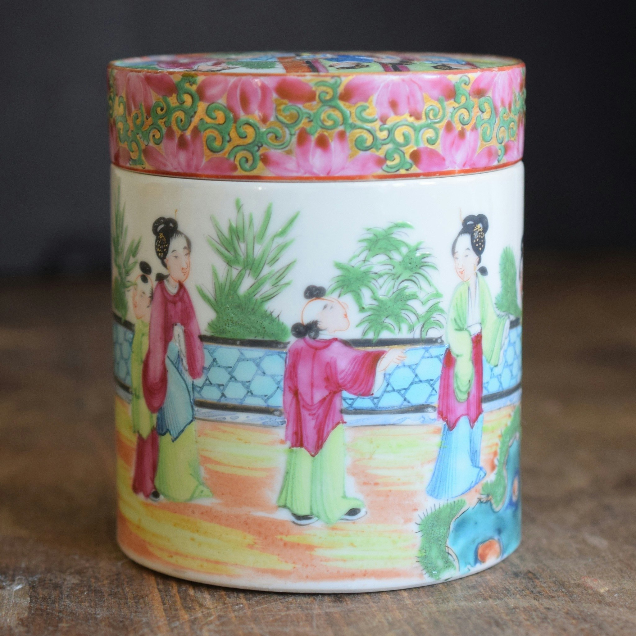 Antique Chinese Canton Rose Mandarin lidded Box, Qing Dynasty #700