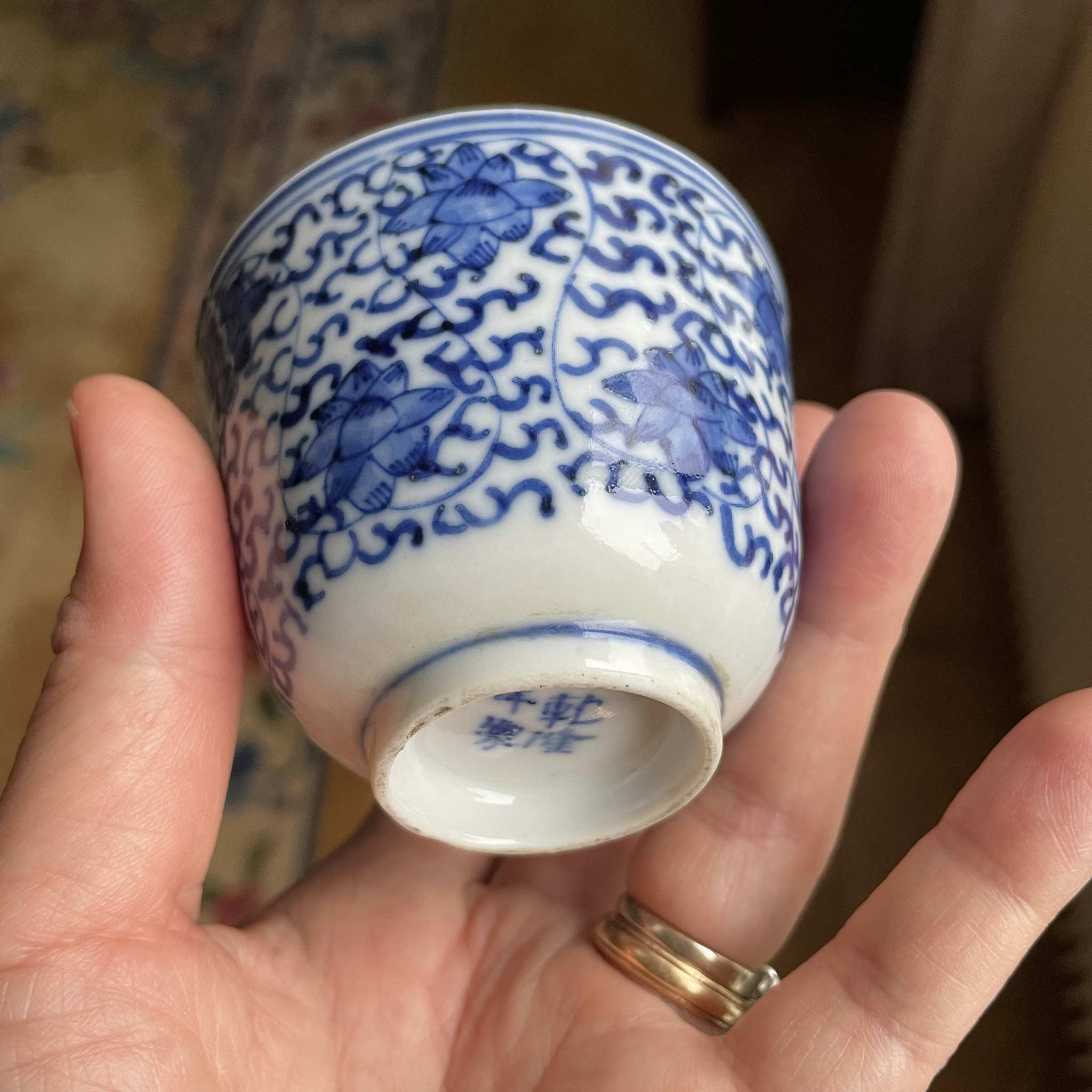 Antique Chinese teacup in underglazed blue and white, Qing Dynasty #692