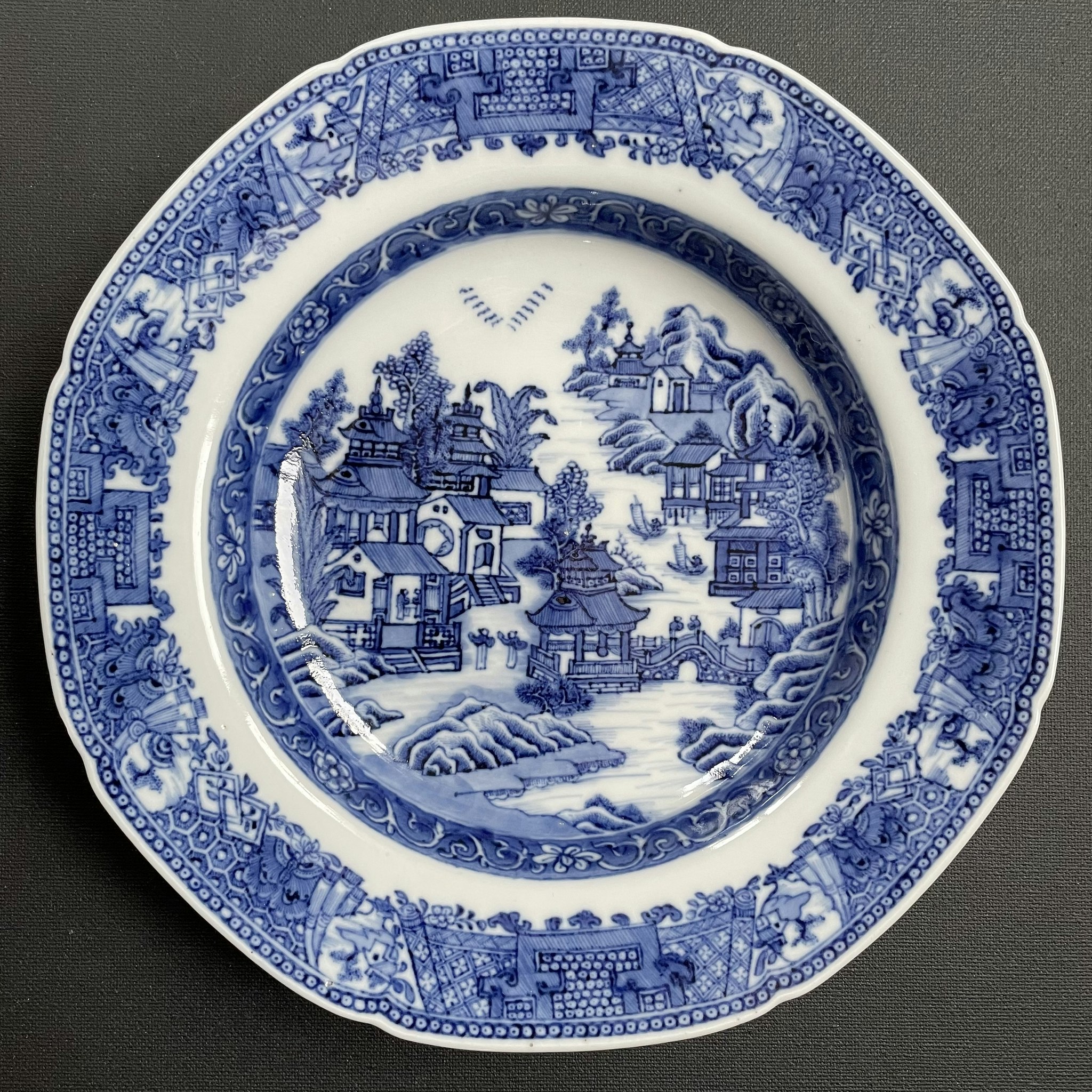 A antique Chinese blue and white export porcelain deep plate 18th/19th c #838