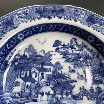 A antique Chinese blue and white export porcelain deep plate 18th/19th c #839