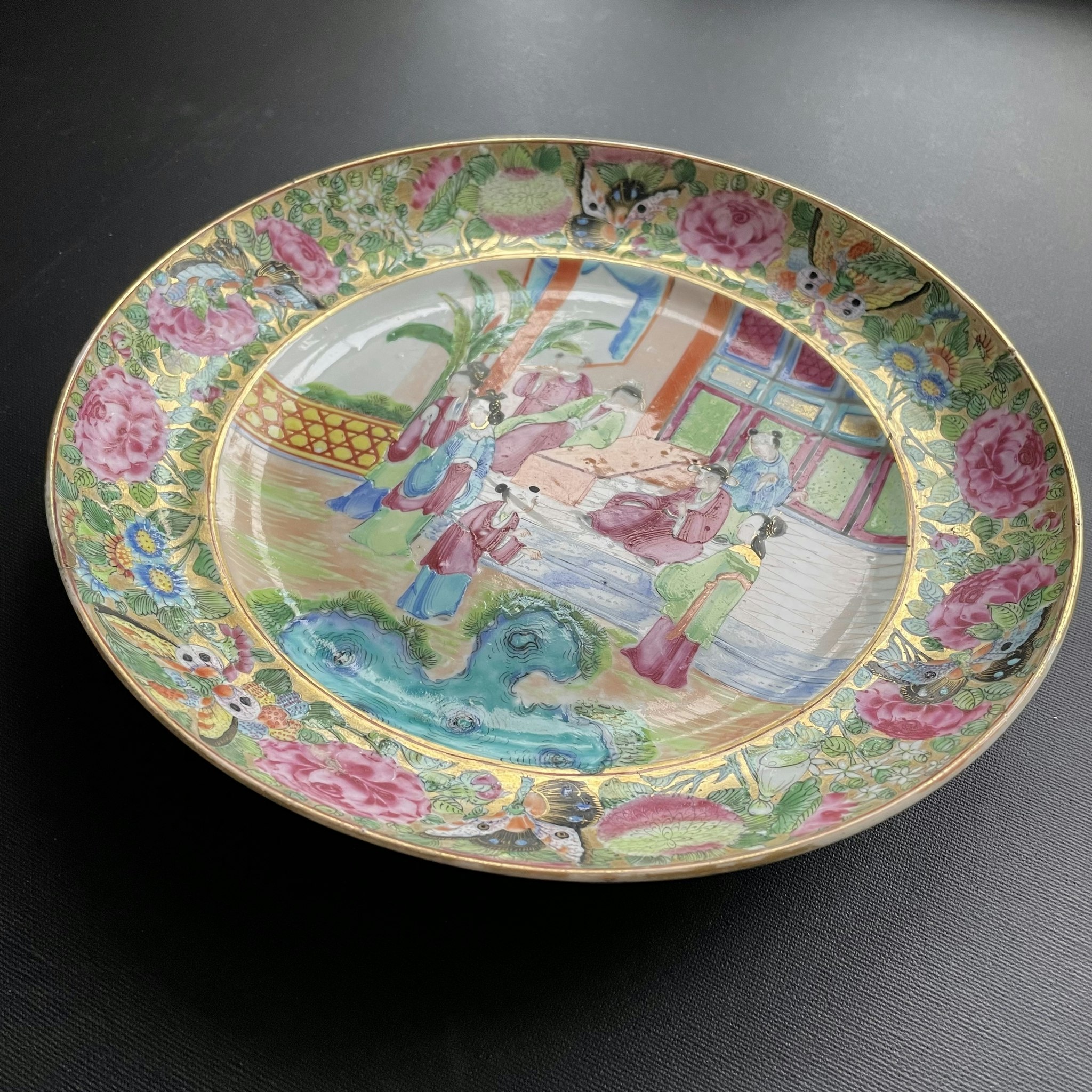 An antique Chinese Qing Dynasty Rose Mandarin plate, 19th century Daoguang #906