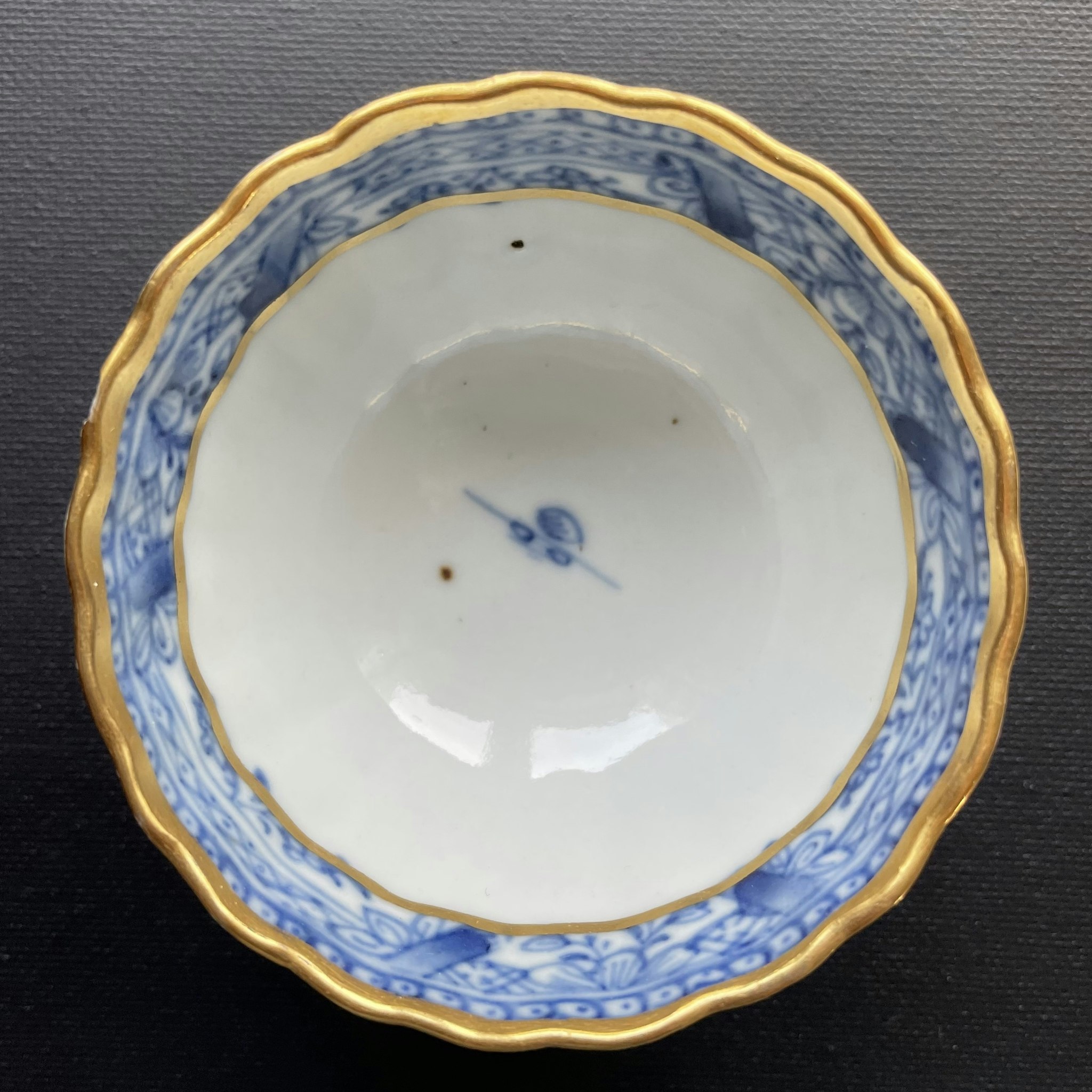 One Antique Chinese blue and white Porcelain teacup with gilding Qianlong #930