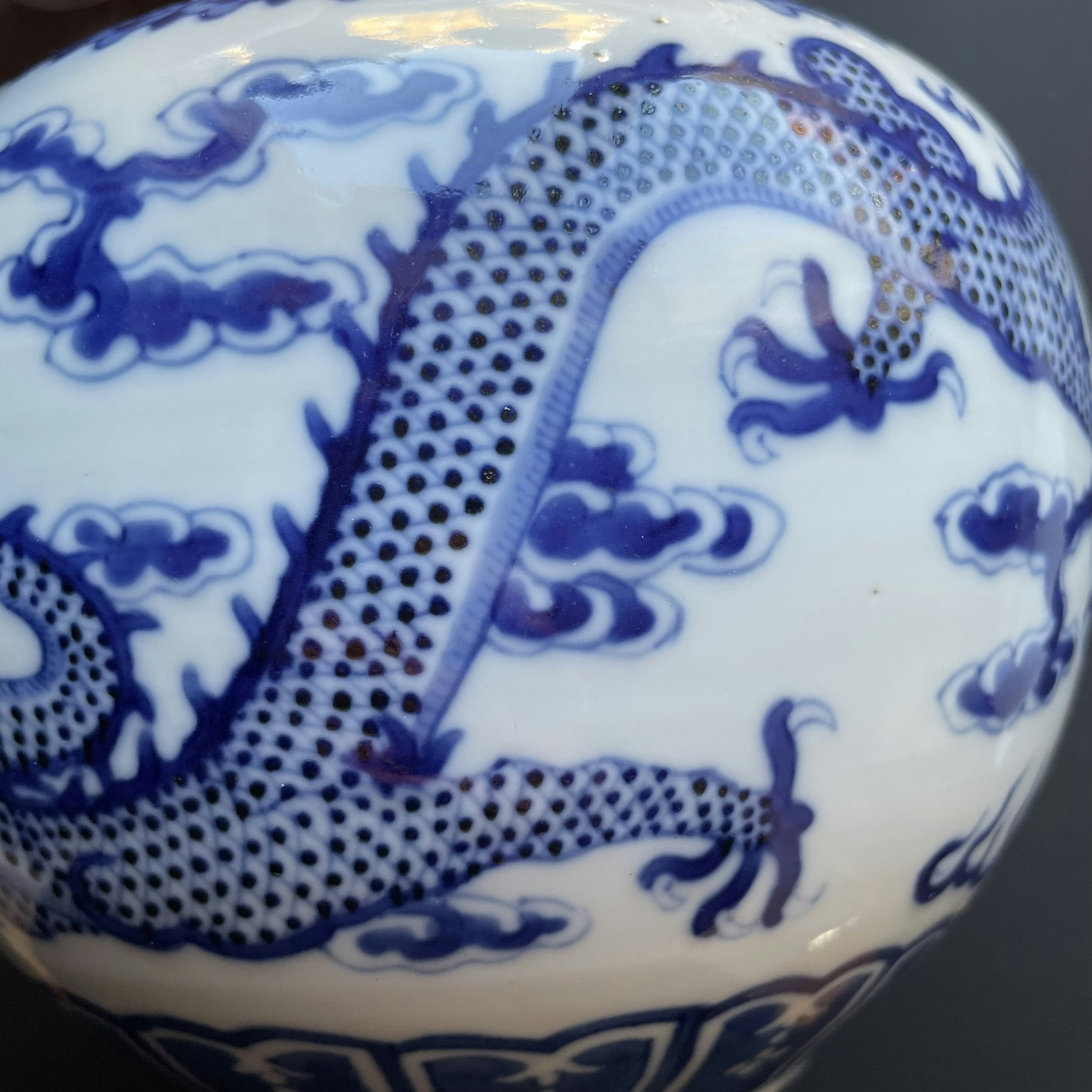 Antique Chinese porcelain jar with cover, Guangxu period, Qing Dynasty Dragon