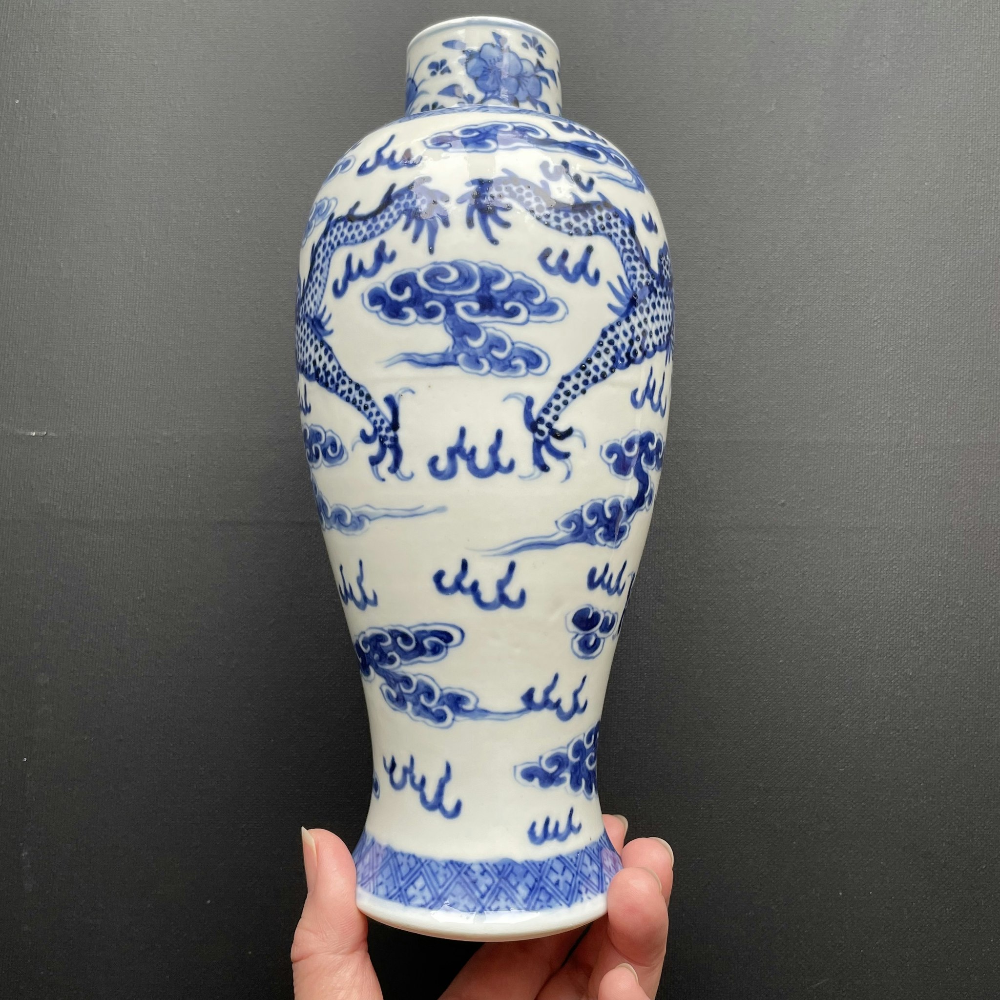 Antique Chinese porcelain vase with dragons, late Qing Dynasty / republic #968