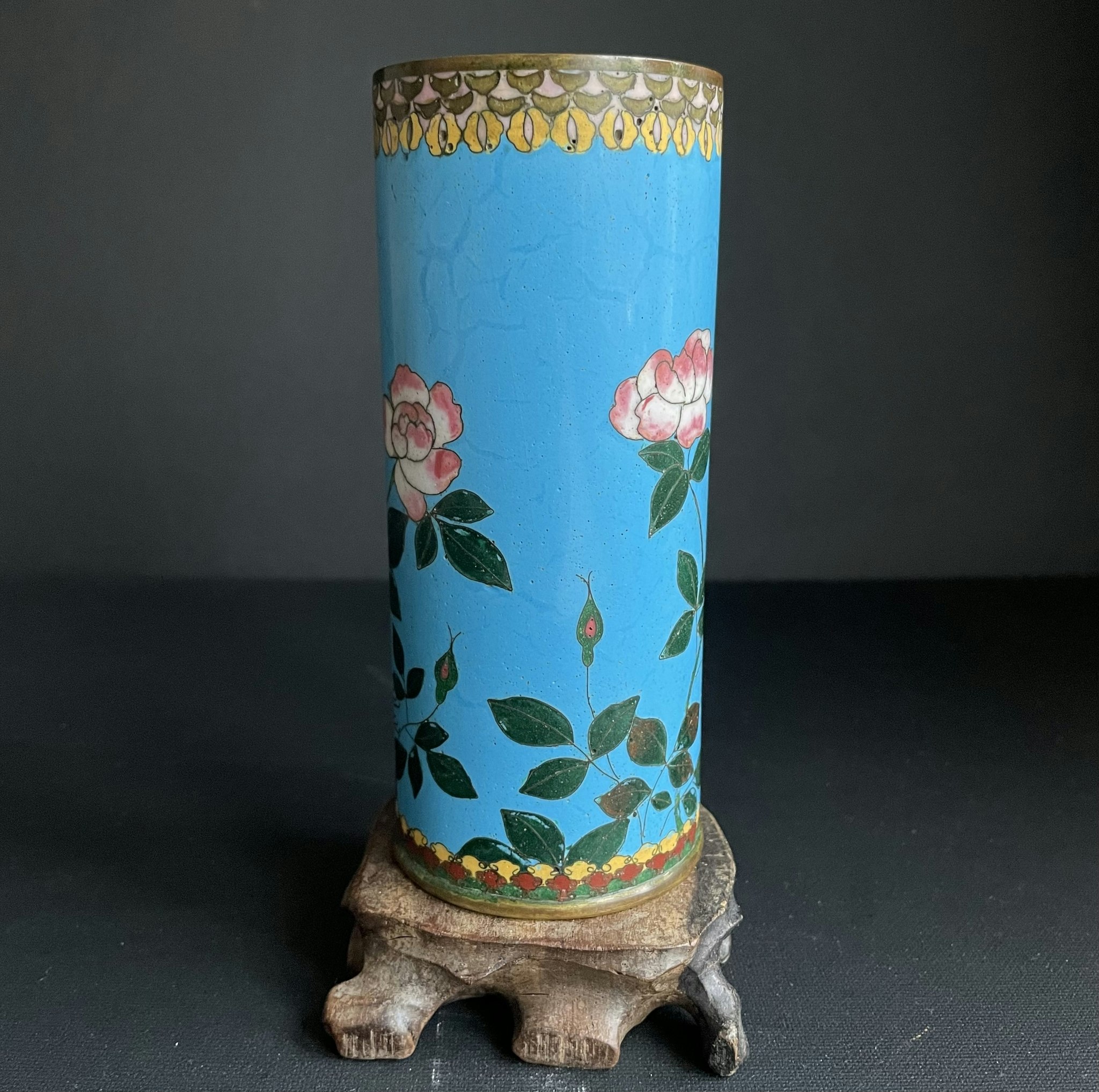 A antique Chinese brushpot in enamel, late Qing / Republic #985