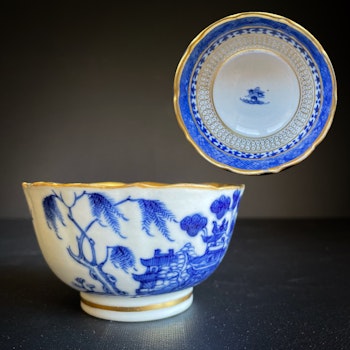 Antique Chinese blue and white Porcelain teacup with gilding Qianlong #1053