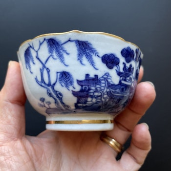 Antique Chinese blue and white Porcelain teacup with gilding Qianlong #1053