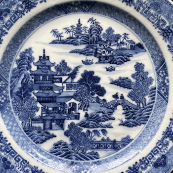 Antique Chinese Blue and white plate, Qianlong / Jiaqing, Qing Dynasty #1091