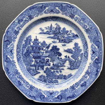 Antique Chinese Blue and white plate, Qianlong / Jiaqing, Qing Dynasty #1091