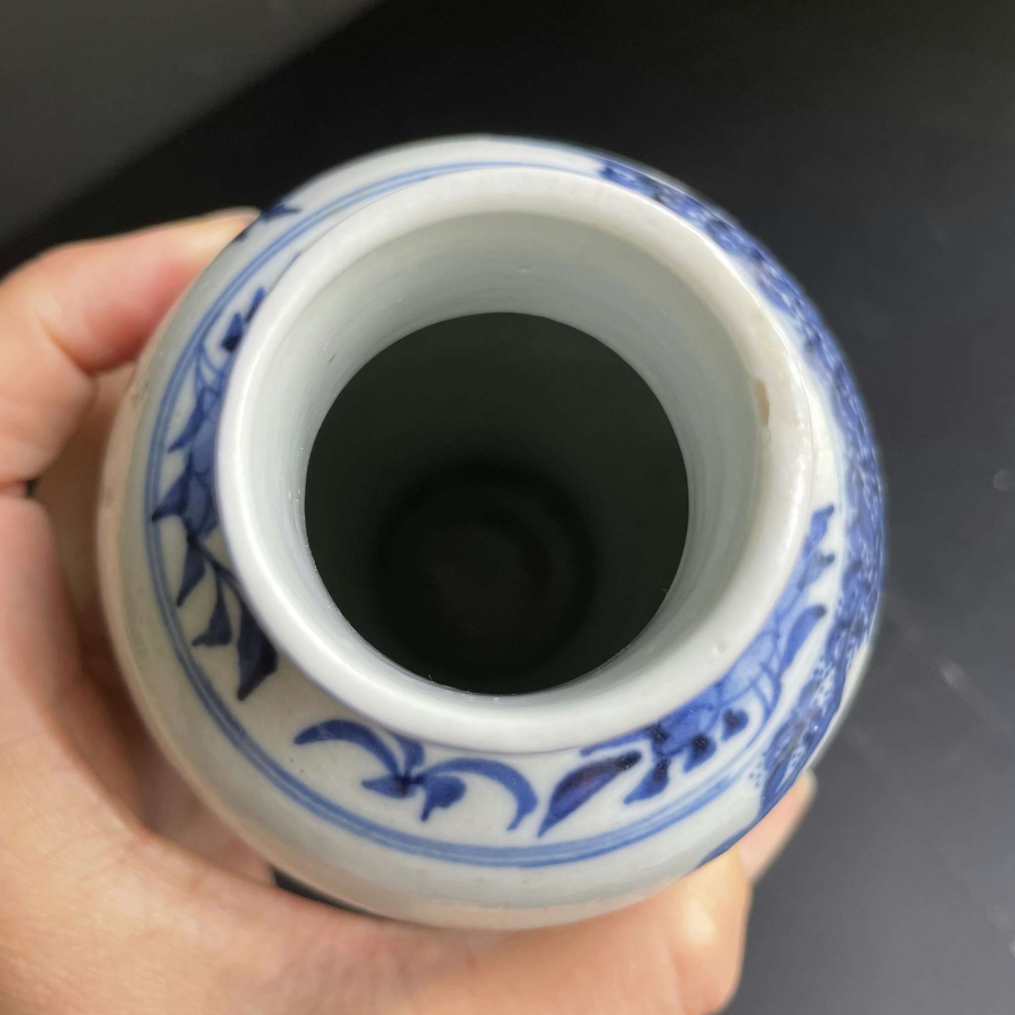 Antique Chinese blue and white vase with lid, late Qing #1160