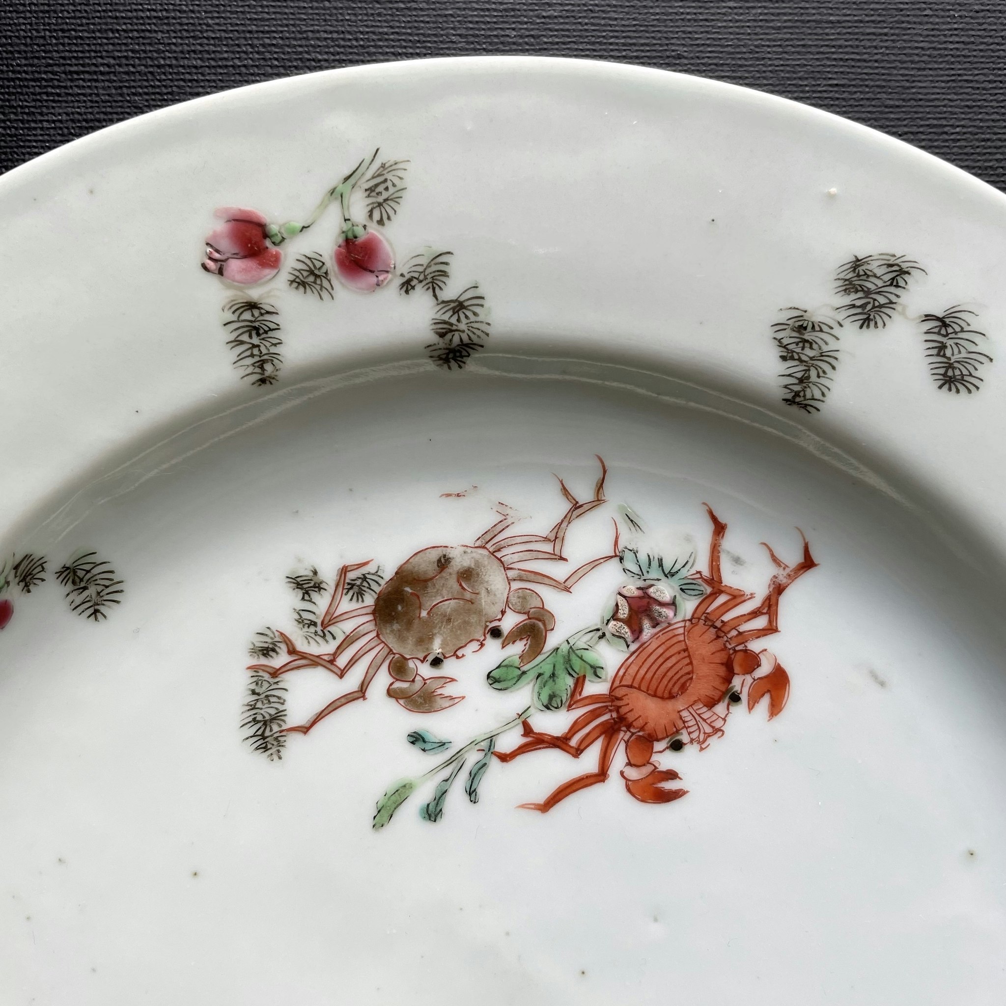 Chinese antique famille rose plate with crabs, Yongzheng / Qianlong 18th c #1179