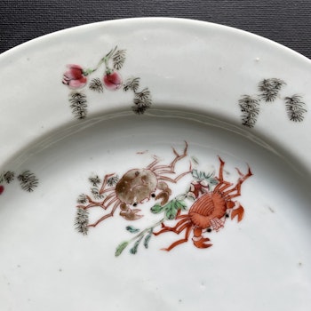 Chinese antique famille rose plate with crabs, Yongzheng / Qianlong 18th c #1179