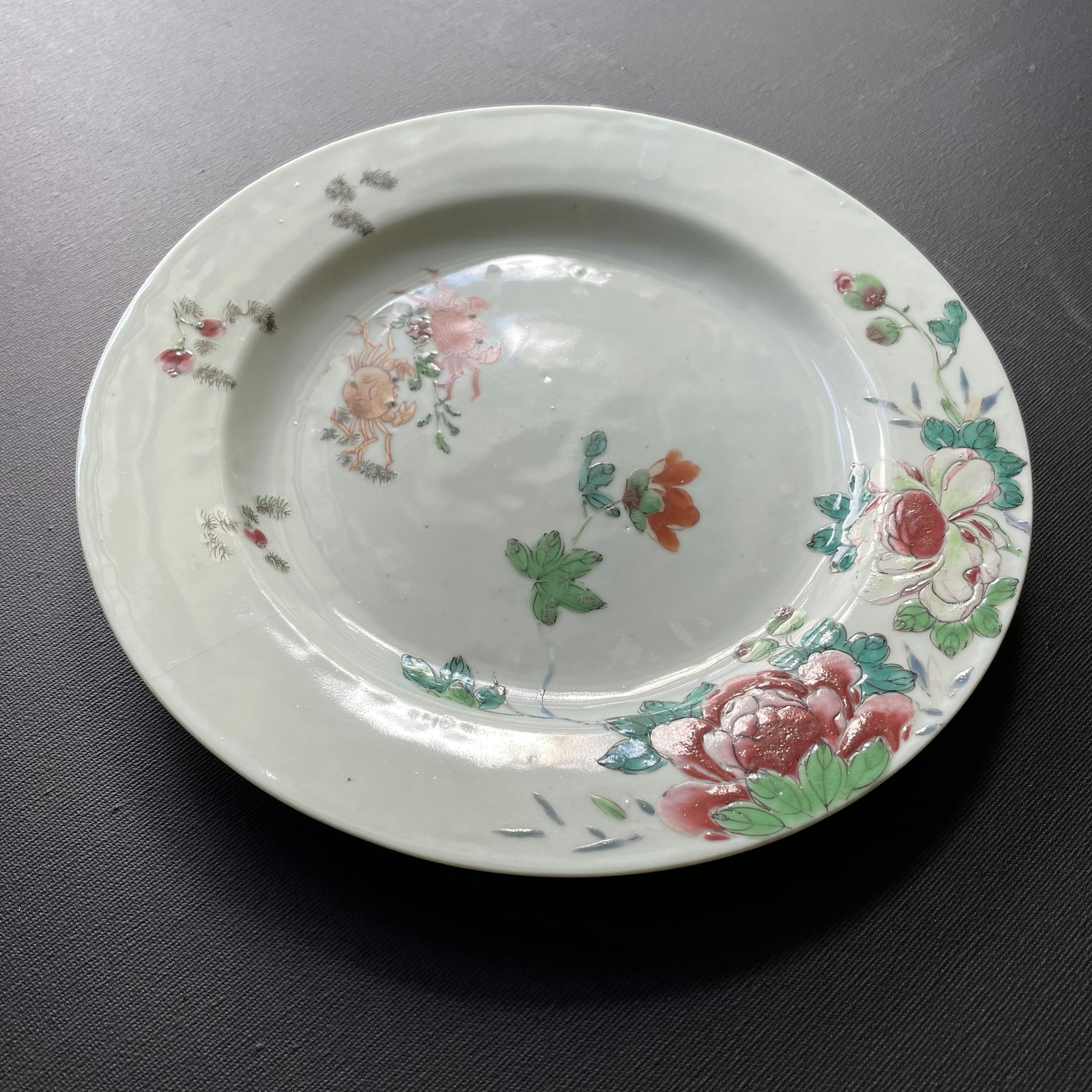 Chinese antique famille rose plate with crabs, Yongzheng / Qianlong 18th c #1179