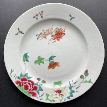 Chinese antique famille rose plate with crabs, Yongzheng / Qianlong 18th c #1178