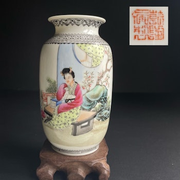 A vintage Chinese famille rose vase 1950-1970's #1210