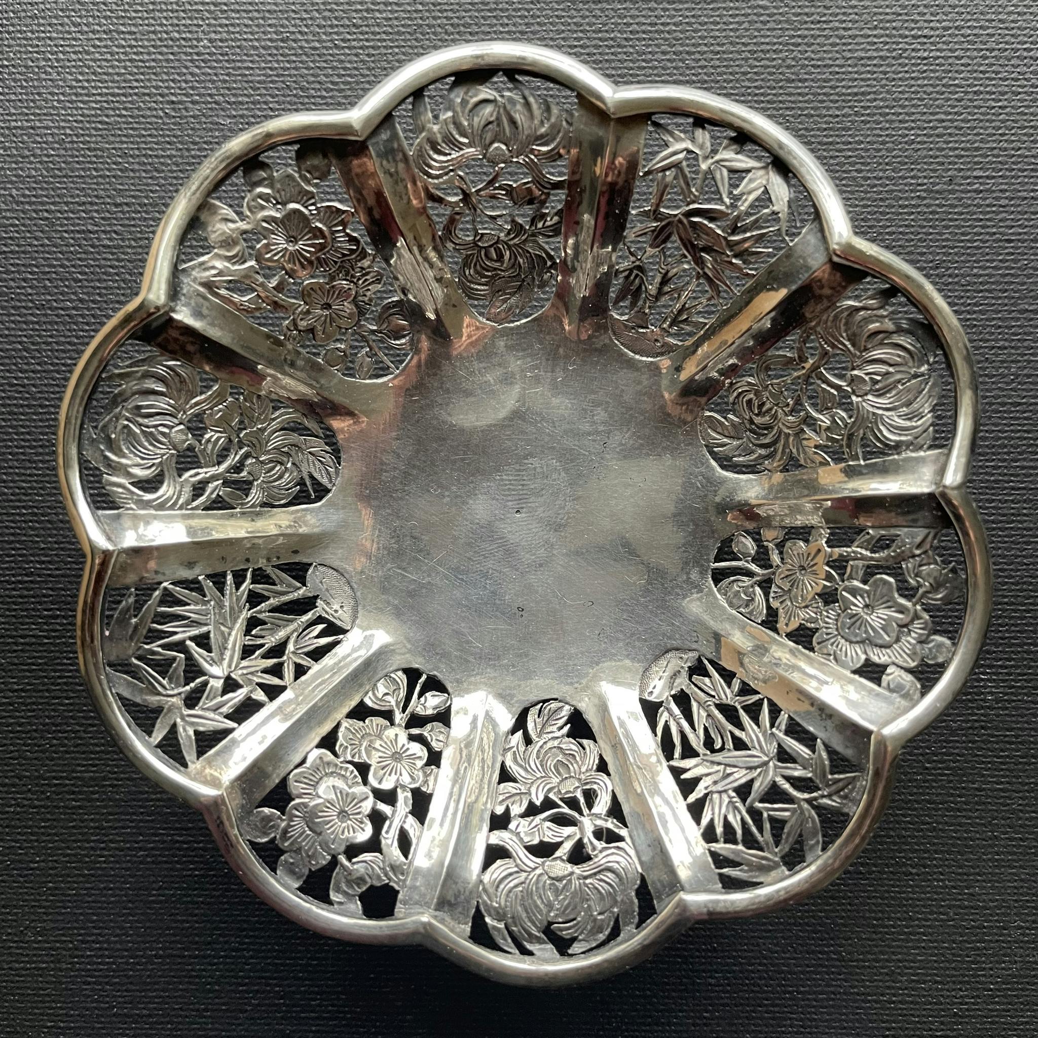 Antique pair of Chinese export silver bowls, Wang Hing company, Canton