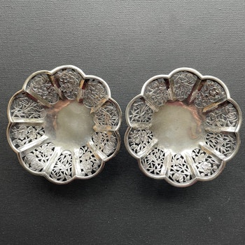 Antique pair of Chinese export silver bowls, Wang Hing company, Canton