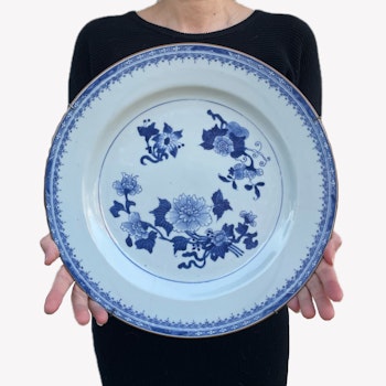 Antique Chinese serving plate in blue and white, Qianlong period #1325