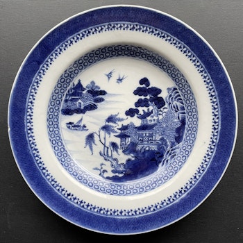 Antique Chinese underglazed blue and white plate, Jiaqing 18th / 19th c #1402