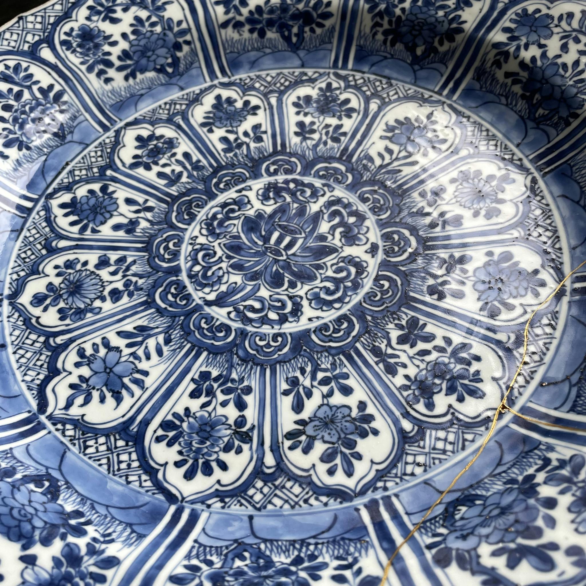 Antique Chinese blue and white charger , Kangxi period #1403