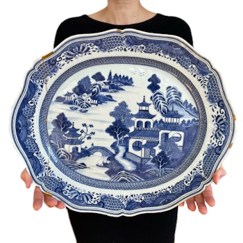 Antique Chinese platter in blue and white, Qianlong period #1405