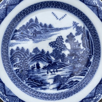 Antique Chinese plate in blue and white, Qianlong period #1426