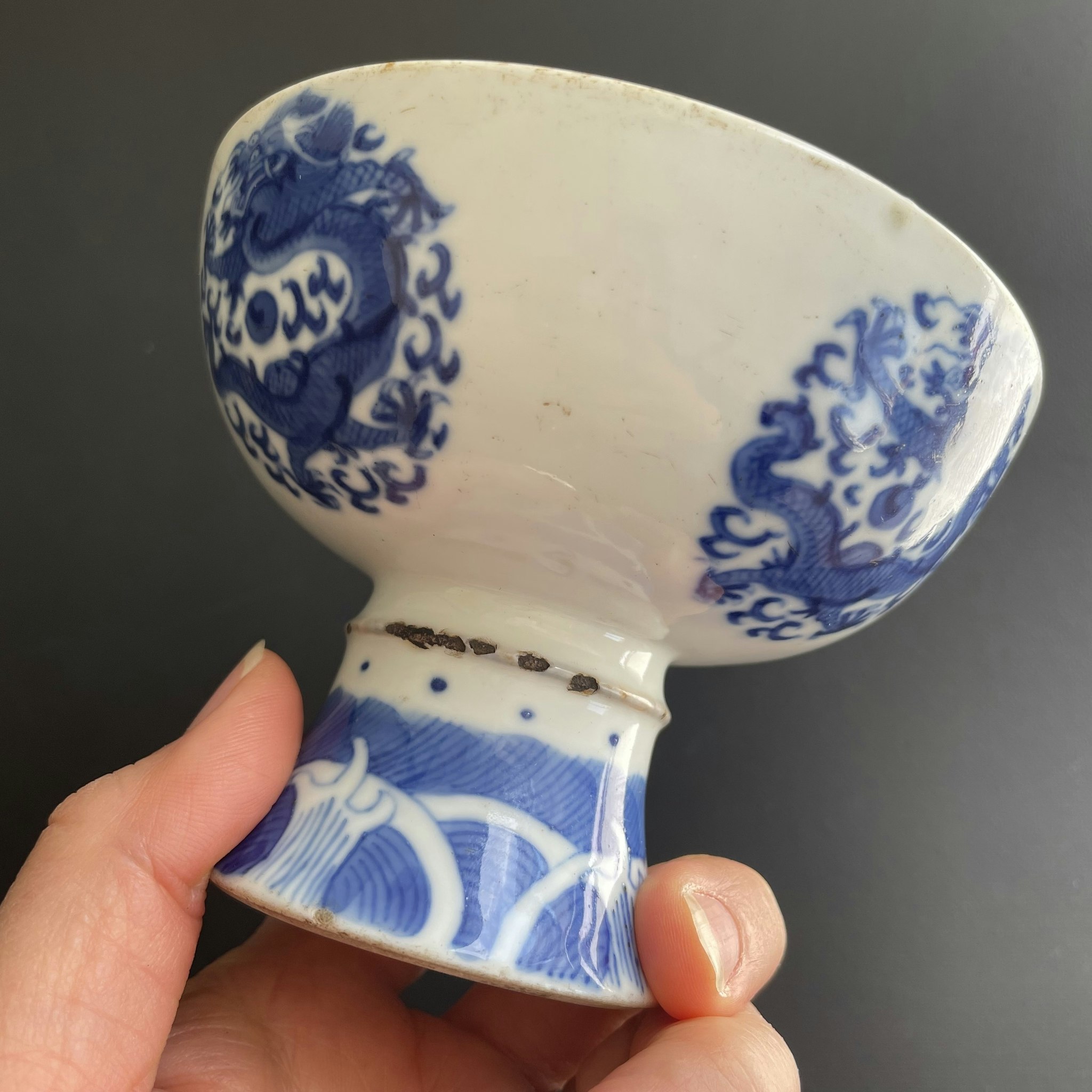 Antique Chinese blue and white stemcup with dragons, Tongzhi #1433